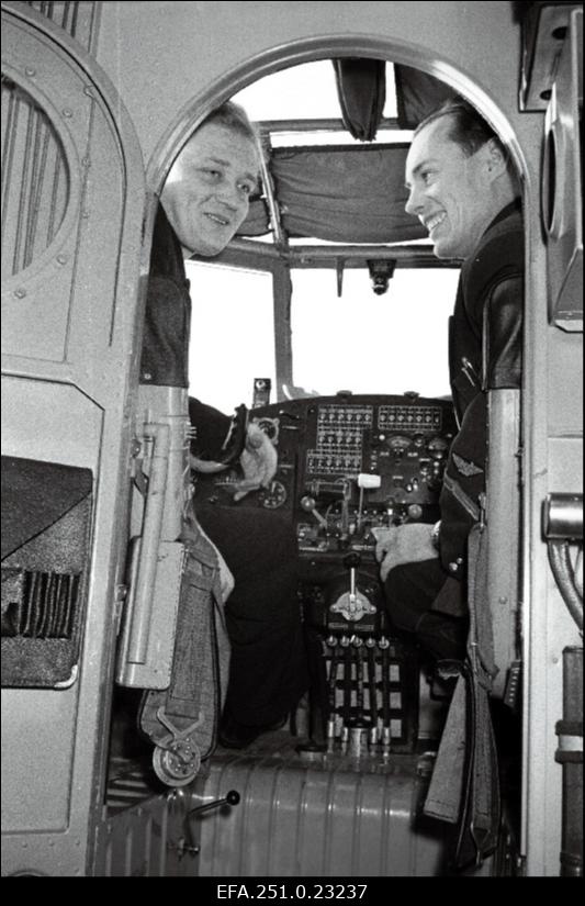 Lennuki AN-2 komandör Arnold Sedõhh (vasakul) ja lendur Ralf Raudkepp.