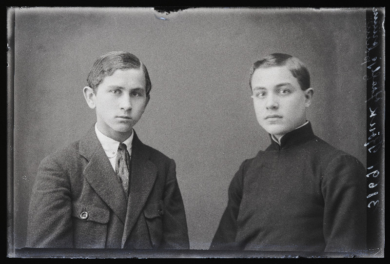 Kaks noormeest, (foto tellija Rõuk).