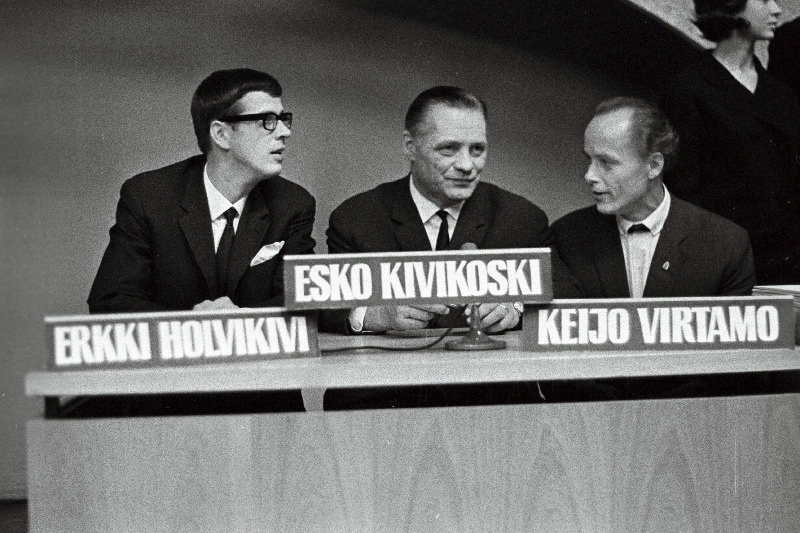 Soome-Eesti viktoriinivõistlusest "Naapurivisa" osavõtjad (vasakult) Erkki Holvikivi, Esko Kivikoski ja Keijo Virtamo Tallinna Televisioonistuudios