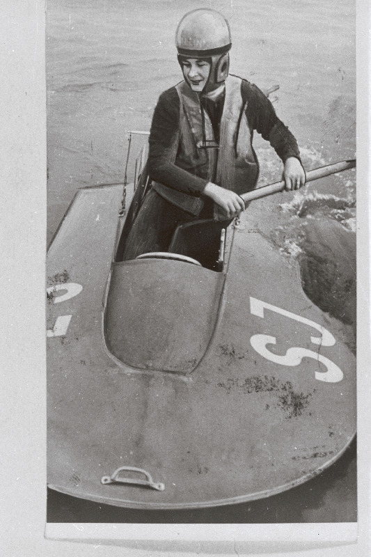 NSV Liidu veemootorispordi võistlused 10 km sõidus naistele; võistleb M. Kaasik.