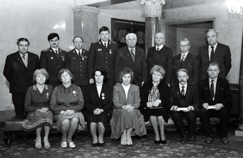 NSV Liidu ordenite ja medalitega autasustatud töötajad. Esireas keskel Eesti NSV Ülemnõukogu Presiidiumi esimehe asetäitja M.Leosk.