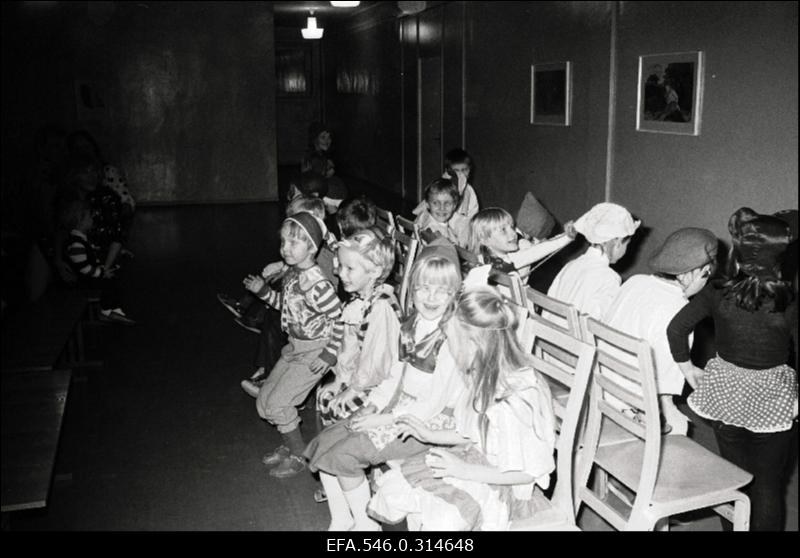 [Tallinna 43.Keskkooli näärikarneval.]