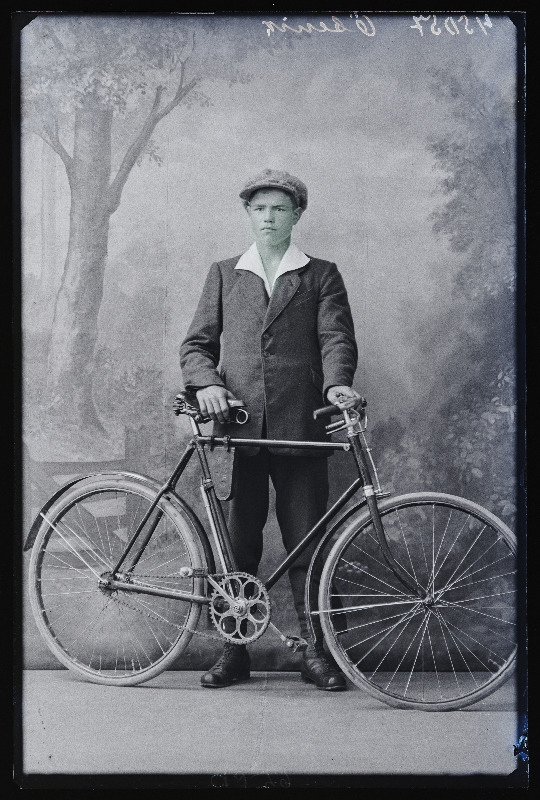 Viktor Õbenik jalgrattaga.