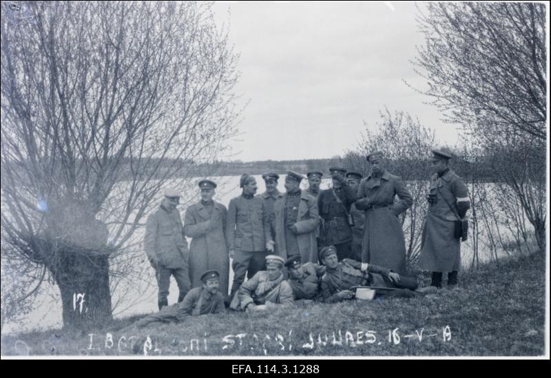 Vabadussõda. 6.Jalaväepolgu ohvitserid Asti (Burtnieki) järve ääres. I rida: vasakult - 2. Tallinna Üksik Eskadroni ülem lipnik Hellmuth Foelsch, 4. 12.roodu ülem lipnik Joann Pelberg, II rida - 1. sõjakirjasaatja Johannes Viik, 2. 1.pataljoni ülem kapten Egbert Jürmann, 3. jalamaakuulajate komando ülem leitnant Werner Limberg (Lindmäe), 5. polguülem kapten Karl Tallo, 7. polgu adjutant Aleksander Kulbusch (Kulgver), 10. 1.roodu ülem alamleitnant Jaan Maide.