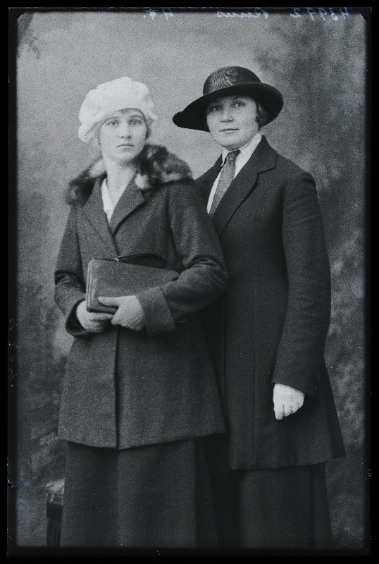 Kaks naist, (foto tellija Ruus).
