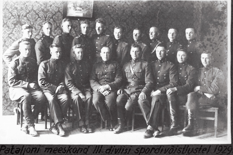 Eesti Vabariigi Scoutspataljoni meeskond III diviisi spordivõistlustel, I reas (vasakult): veltveebel Piir, nooremleitnant Soomer, nooremleitnant Vahar, kapten Süllaots, kapten Tamm, nooremleitnant Günther, nooremleitnant Võtting, veltveebel Rull; II reas: nooremallohvitser Verbak, nooremallohvitser Lill, nooremallohvitser Ploompuu, nooremallohvitser Jalakas, vanemallohvitser Kusbok, vanemallohvitser Roos, nooremallohvitser Tuisk, vanemallohvitser Ahven, nooremallohvitser Salit, vanemallohvitser Kokk.