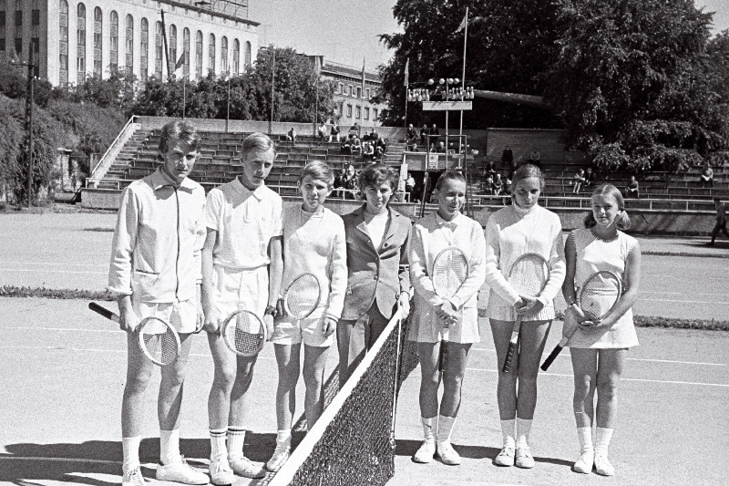 NSV Liidu noorte tennisemeistrivõistlustel hõbemedali võitnud Eesit NSV koondvõistkond (vasakult) R. Anderson, J. Kree, A. Milk, treener T. Märja, E. Komarova, K. Tubli ja A. Tahvonen.