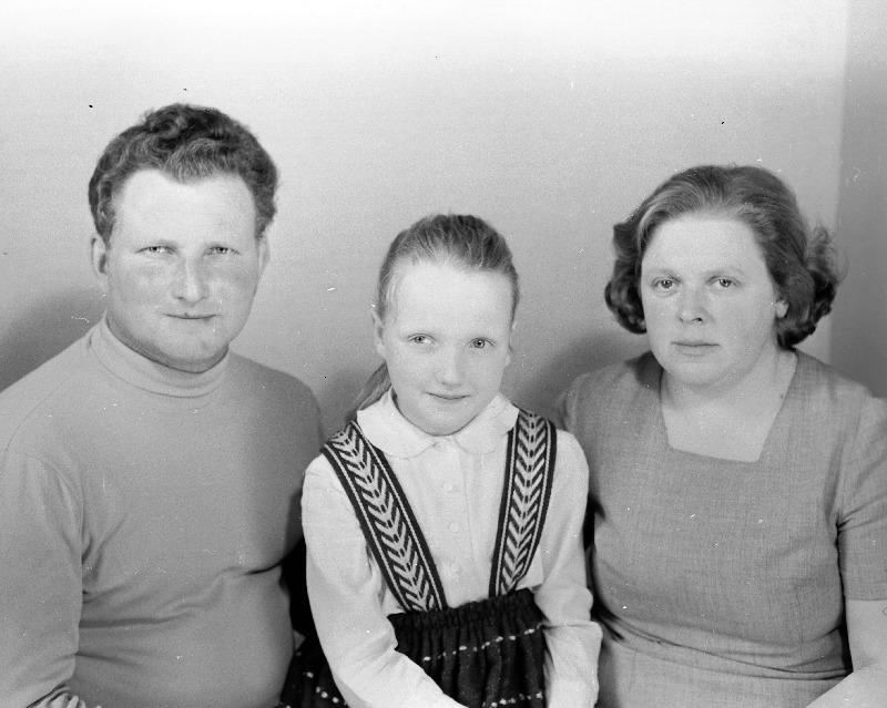 Orumäe sovhoosi direktor Vello Raagmets oma perekonnaga.