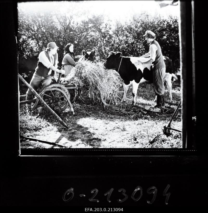 Kaader Tallinnfilmi mängufilmist "Suvi". Joosep Tootsi osas Aare Laanemets, Tootsi isa osas Jüri Järvet, Tootsi ema osas Herta Elviste.