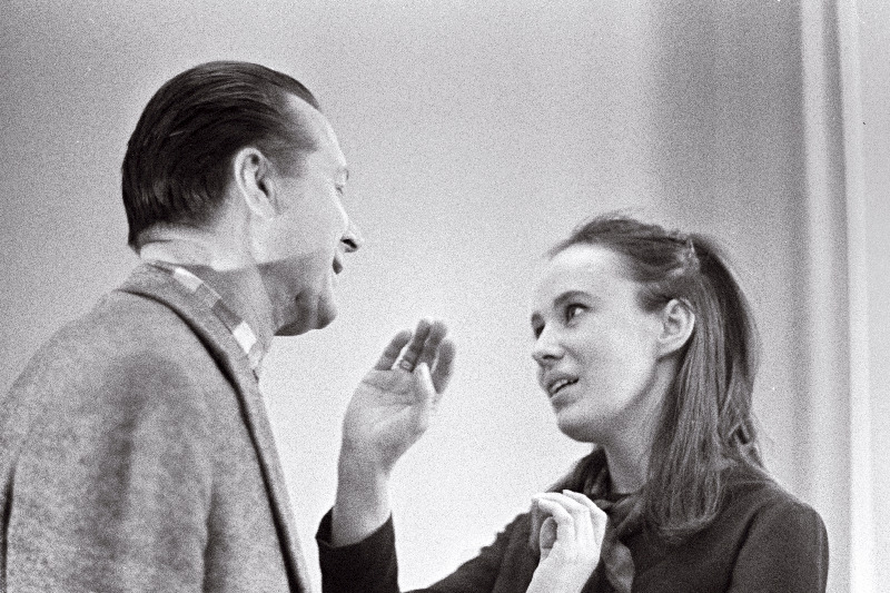 Eesti NSV Riikliku Noorsooteatri näitlejad Milvi Jõe-Jürgenson Roxande ja Eesti NSV teeneline kunstnik Olev Eskola krahv de Guiche osas E. Rostandi heroilise värsskomöödia "Cyrano de Bergerac" lavastuse proovil.