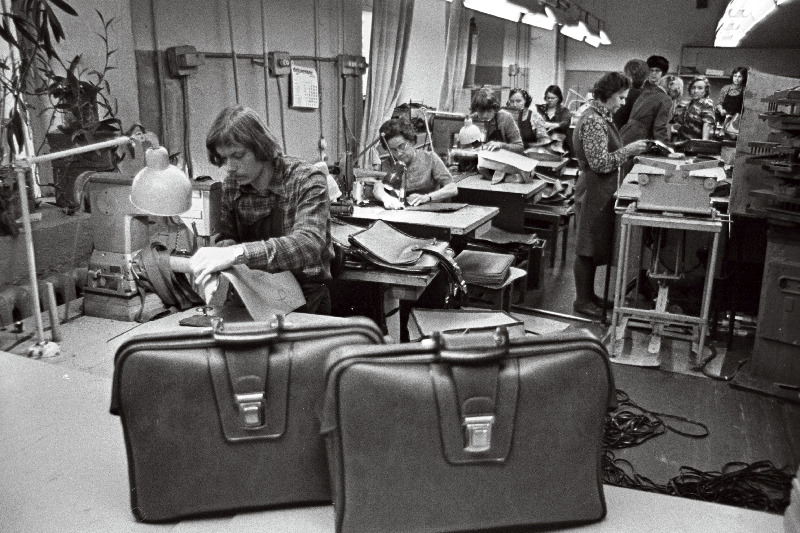 Portfellide valmistamine nahkgalanteriikombinaadis "Linda".