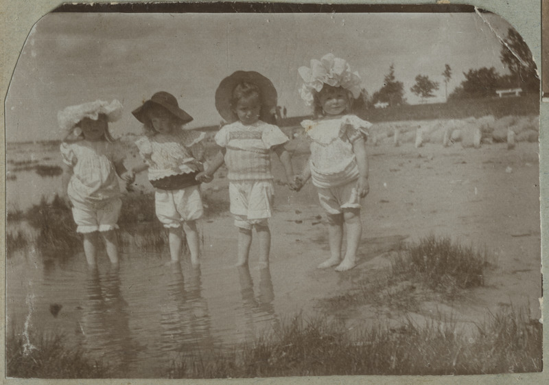 Lapsed jalgupidi vees