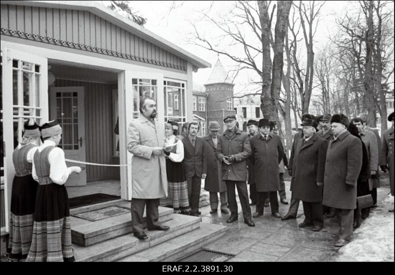 Memoriaalmuuseumi avamine Kuressaares V. Kingissepa 100. sünniaastapäeva tähistamiseks. Üritusel viibivad külalised, esineb sõnavõtja.