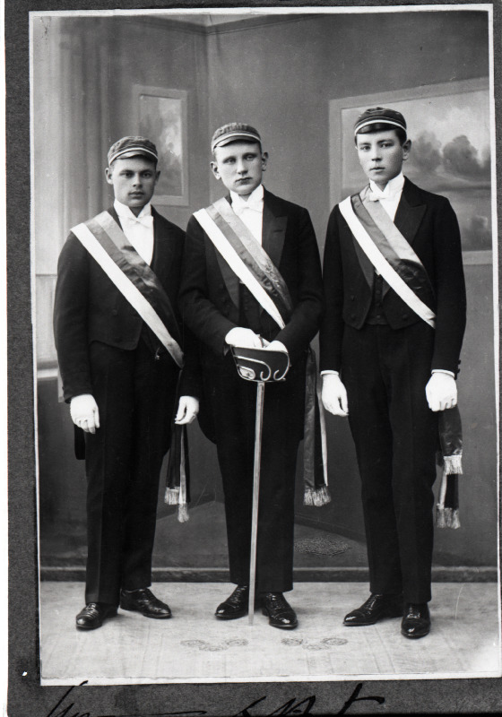 Korporatsiooni „Fraternitas Estica“  eestseisus I semestril 1925. aastal (vasakult) s/a abiesimees, s/a esimees E. Köstner, s/a kirjatoimetaja Sommer.