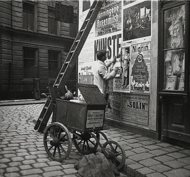 Emil Mayer 063 - Plakatankleber in Wien