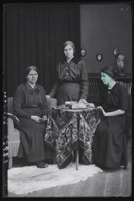 Grupp naisi, (foto tellija Lensen [Lensin]).