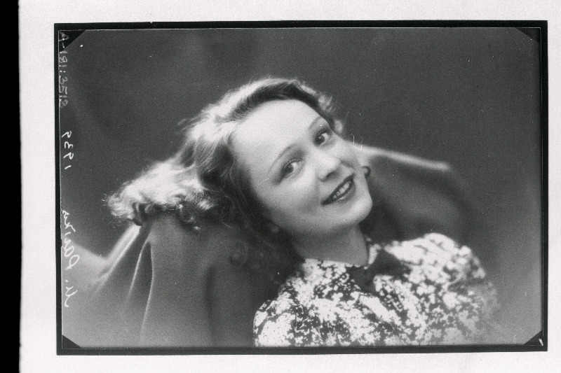 Fotograaf Peeter Parikase abikaasa Estonia teatri näitleja Marje Parikas.