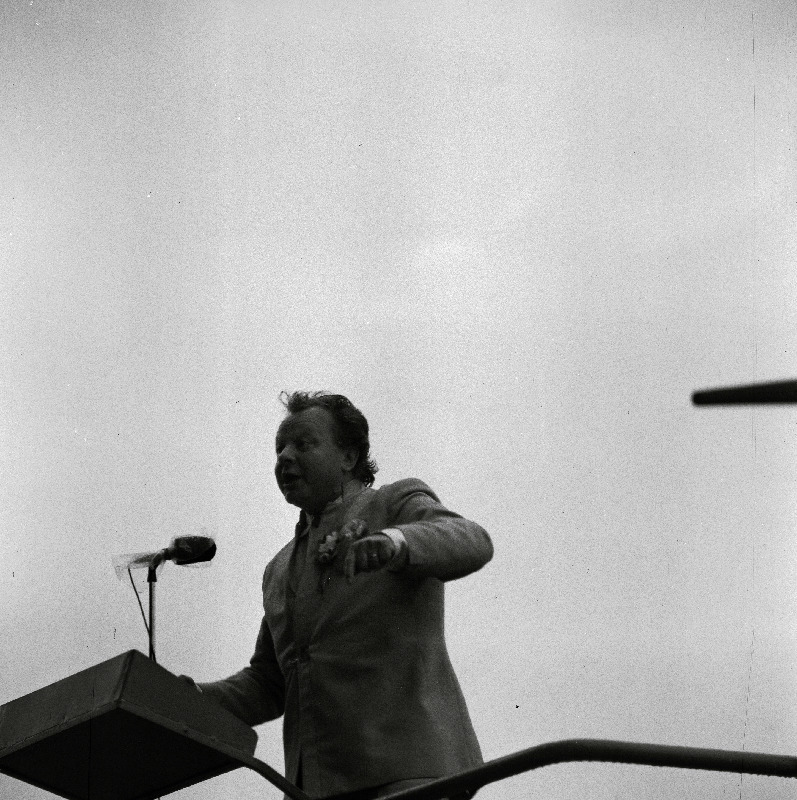 1985.a. üldlaulupidu. Koore juhatab dirigent Ants Üleoja.