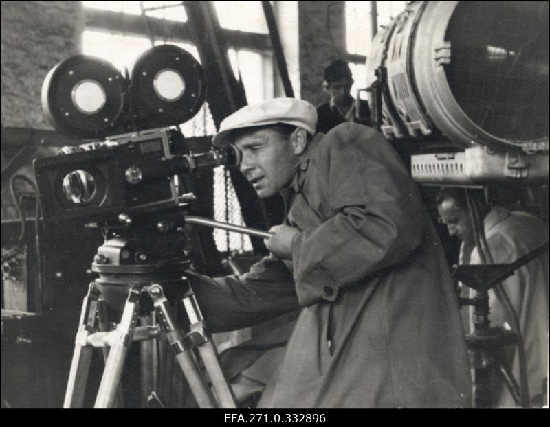Filmioperaator Semjon Školnikov filmimas stuudio Tallinnfilm mängufilmi "Jahid merel".