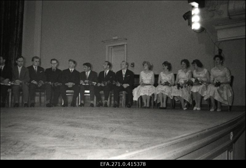 Konservatooriumi 1962.a. lend. Pidulik aktus Estonia kontserdisaalis. Lõpetajad laval.