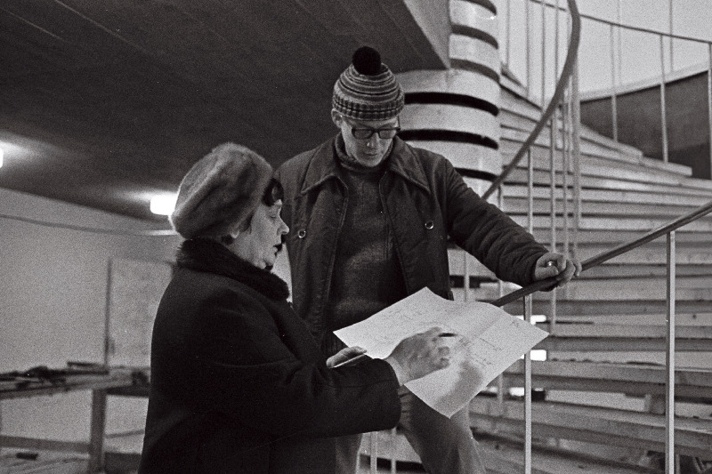 Eesti NSV teeneline arhitekt Valve Pormeister (vasakul) ja Jäneda sovhoostehnikumi uue õppehoone ehituse töödejuhataja Jüri Esinurme nõu pidamas.