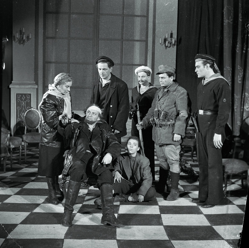 Stseen K. Trenjovi näidendist Ljubov Jarovaja. Vasakult 1. Ljubov Jarovaja - Eesti NSV teeneline kunstnik Evi Rauer, 2. komissar Roman Koškin - Eesti NSV teeneline kunstnik Valdeko Ratassepp, 3. Leili Bluumer, Hruštš - Rudolf Nuude, 2. rida (paremalt) Rein Aren.