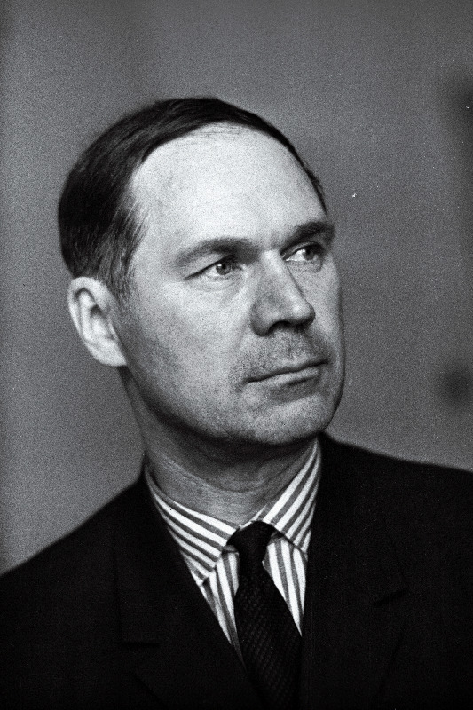 Okas, Evald - Eesti NSV Riikliku Kunstiinstituudi professor, autasustatud Lenini ordeniga.