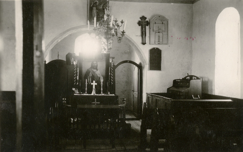 Vaade Osmussaare kiriku altarile, paremal orel.