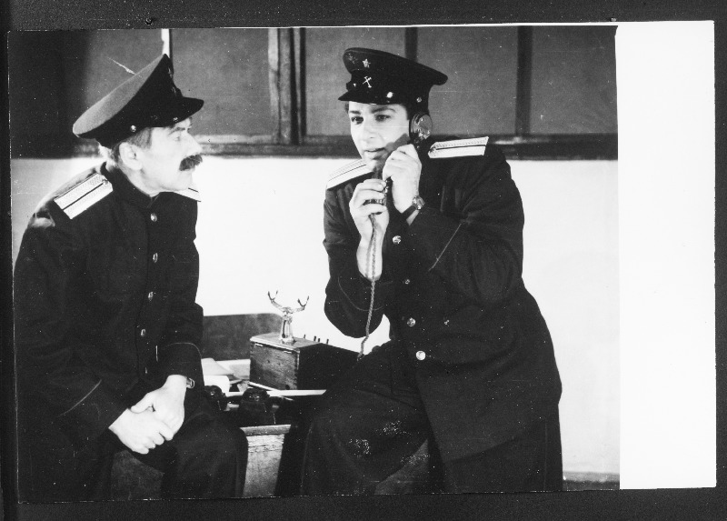 Stseen A. Simukovi komöödiast Tütarlapsed - kaunitarid. Vasakult Avdejev - Aleksander Mägi, Sergei Tretjakov - Eino Baskin.