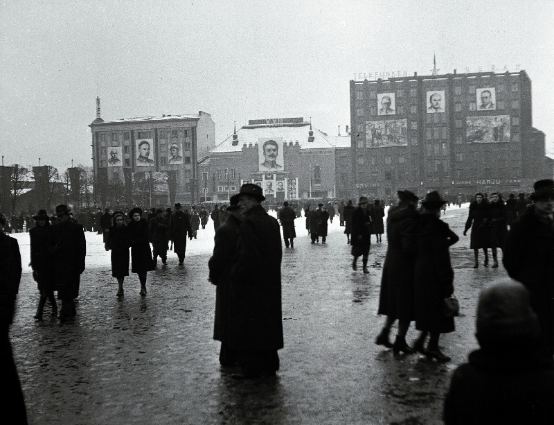 Vabaduse väljak Suure Sotsialistliku Oktoobrirevolutsiooni XXIII aastapäeval.