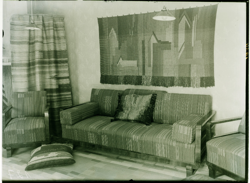 Väljapanekuid Tallinna Naiskutsekooli õpilastööde näitusel.