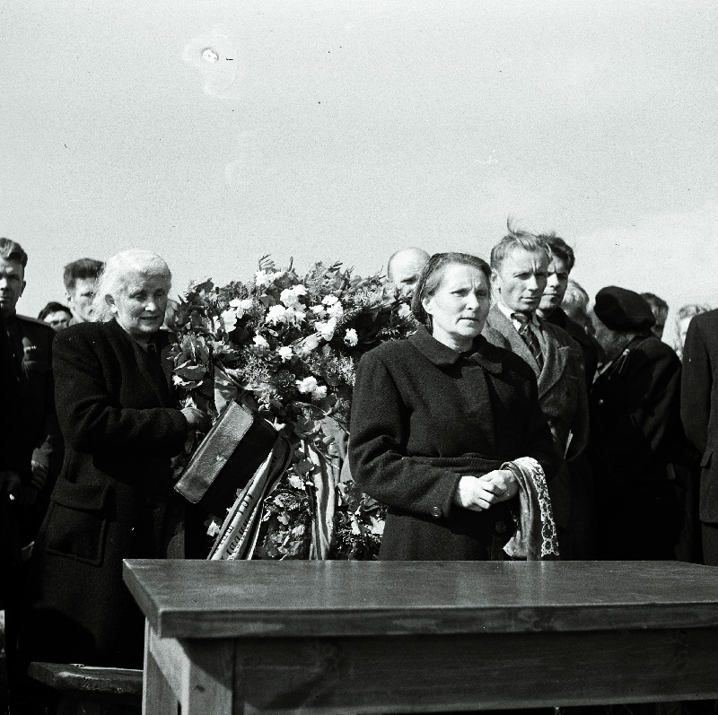 Leinamiiting Uus-Irboskas 6. septembril 1919. aastal mõrvatud Eesti Ametiühingute I kongressist osa võtnud saadikute mälestuseks. I kongressi saadik Kill kõnelemas.