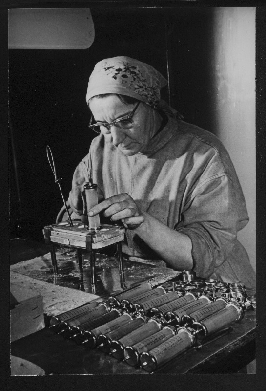 Galeenilise laboratooriumi tööline Leela Parve paneb süstlaid kokku.
