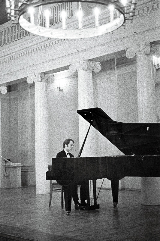 Norra pianist Jens Harald Bratlie TRÜ aulas esinemas.