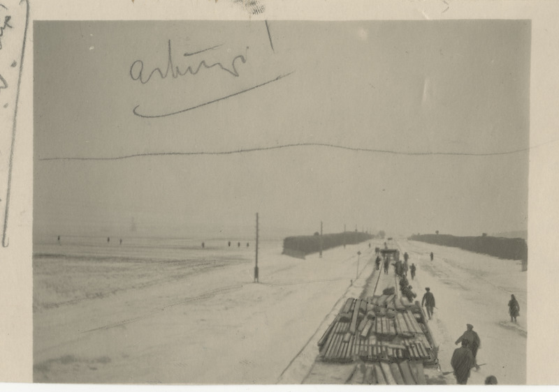 Vabadussõda, soomusrongi dessant Tartule. Maha jäänud sõdurid Tähtvere väljal. Algse ülesvõtte teinud kapten Anton Irv laiarööpmelise soomusrongi nr. 1 esimese suurtükiplatvormi katuselt