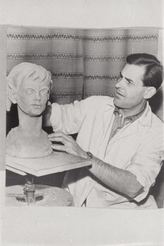 Haapsalu lasteaia töötaja Lembit Põld, kes on tuntud isetegevusliku skulptorina, tütarlapse pead viimistlemas.