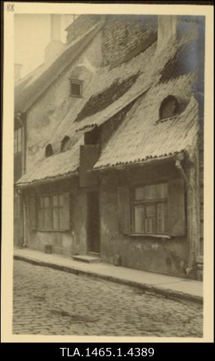 Maja Vene tänaval linnamüüri ääres.