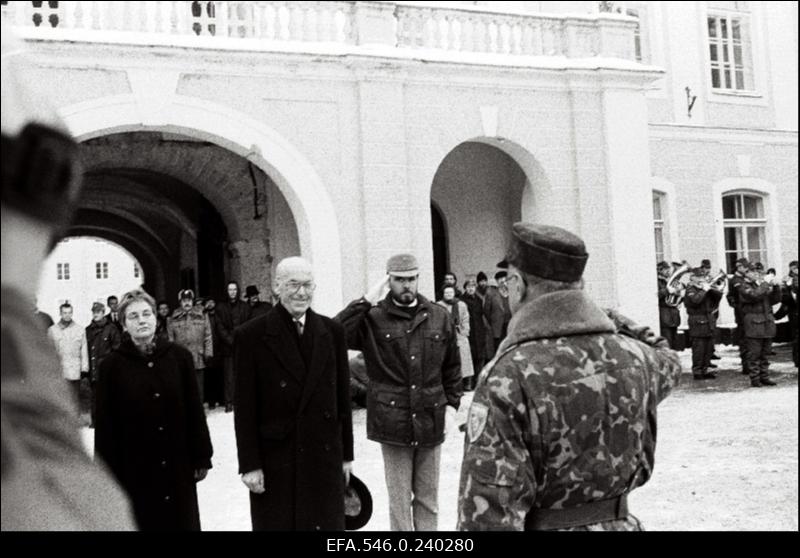 Piirivalve lipu pühitsemine Toompeal. President Lennart Meri (keskel).