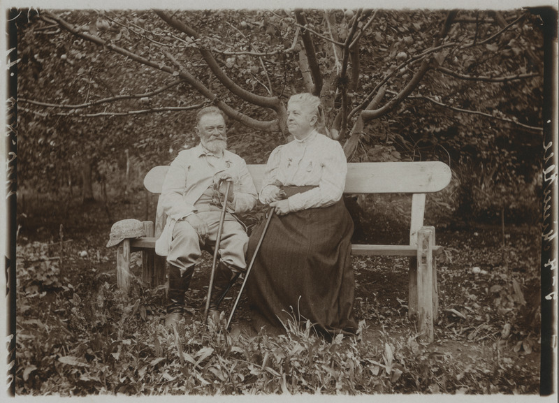 Vanemas eas abikaasad Mihhail ja Louis Hedwig (snd zur Mühlen) Kologrivov pingil istumas