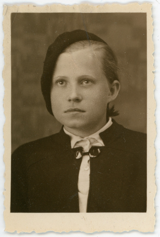 Filatov, Ludmilla, sünd 1916. Portreefoto välispassi saamiseks esitatud avalduse juurdeF