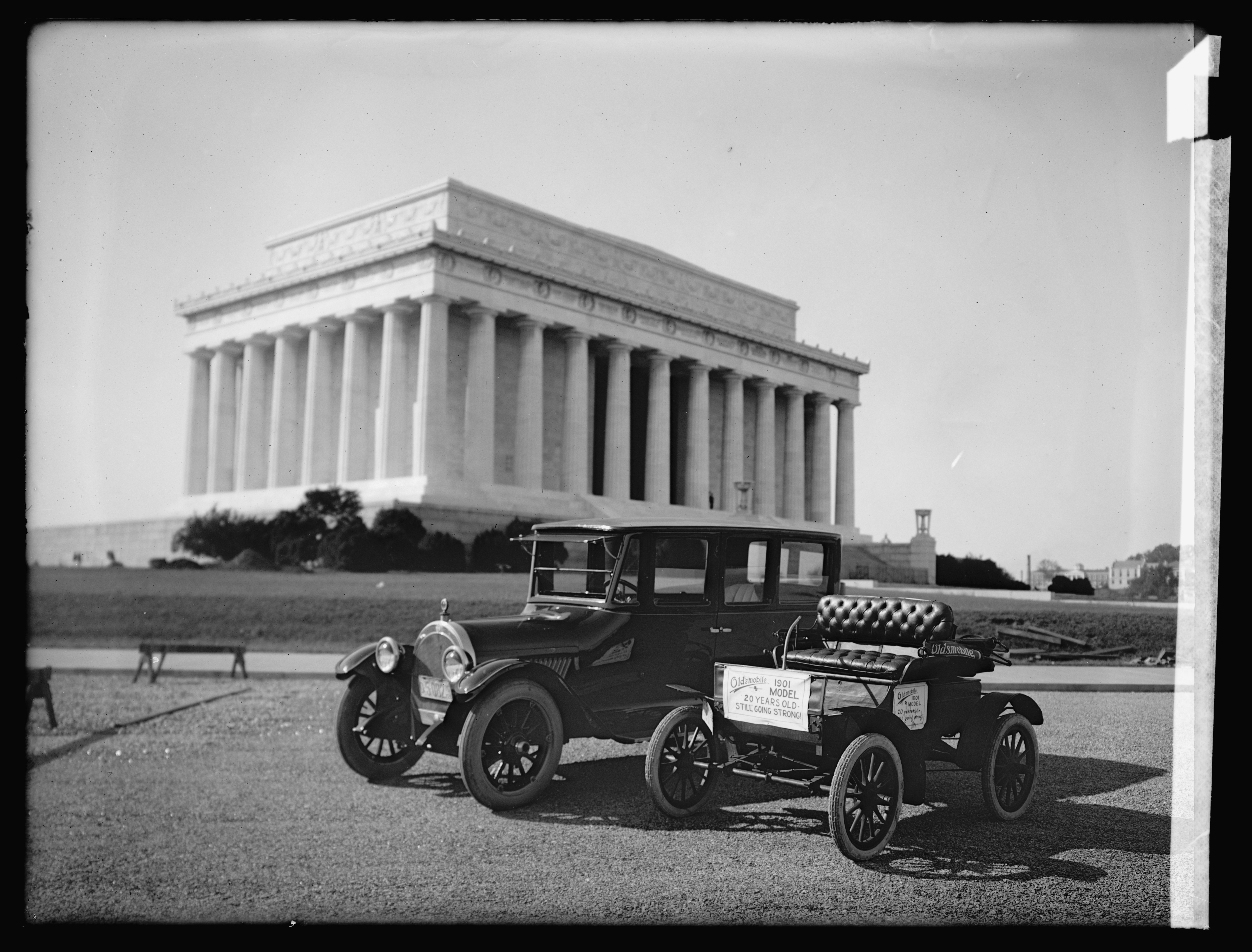 Oldsmobile (in front of Lincoln Memorial, Washington, D.C.) LCCN2016823795 - Title: Oldsmobile [in front of Lincoln Memorial, Washington, D.C.]
Abstract/medium: 1 negative : glass ; 8 x 6 in.