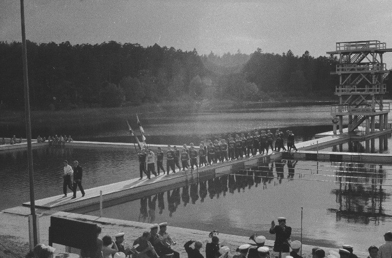 Võistlused sõudmise 100 aastapäeva tähistamiseks. (Esimene sõudeklubi Venemaal asutati 1860 aastal Peterburis).