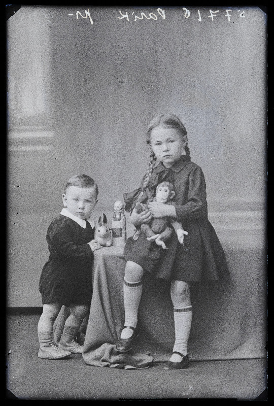 Poiss ja tüdruk mänguasjadega, (foto tellija Parik).