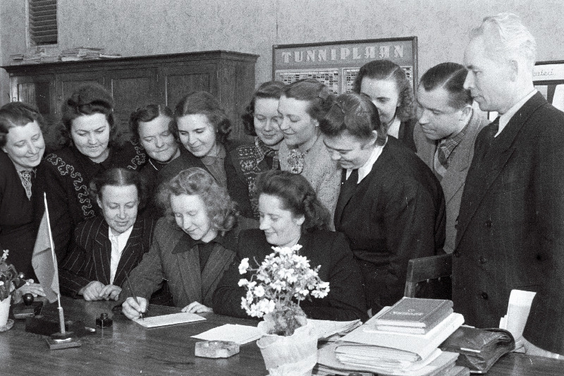 Tallinna 2.Keskkooli õpetajad riigilaenule alla kirjutamas.