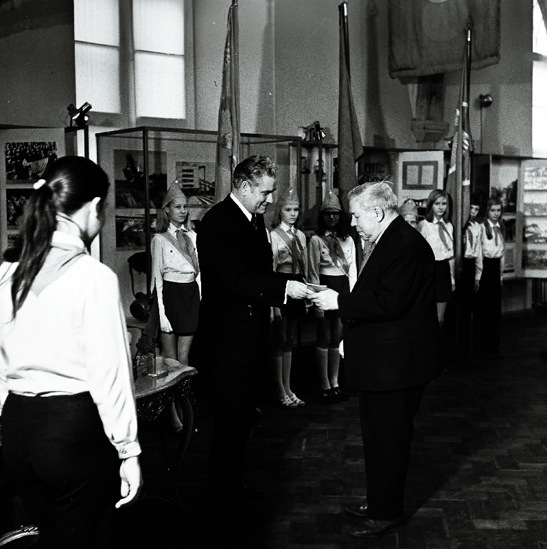 EKP Tallinna Linnakomitee esimene sekretär N. Johanson annab uue passi Tallinna aukodanikule A. Hendriksonile.