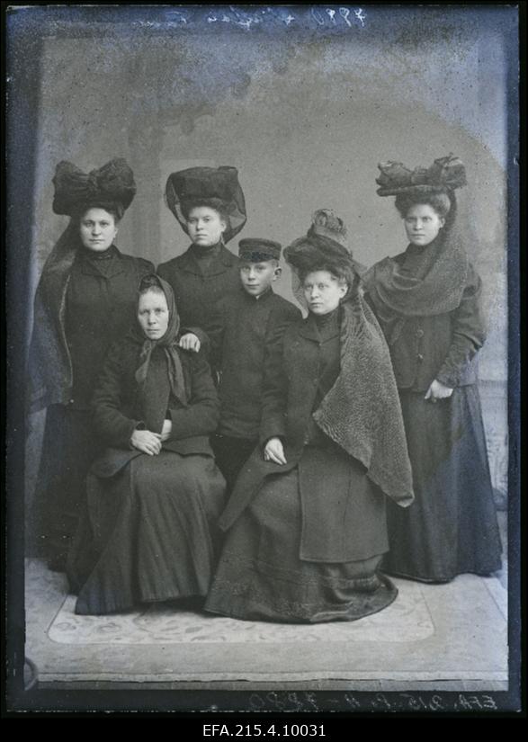 Grupp naisi ja koolipoiss, (foto tellija Simson).