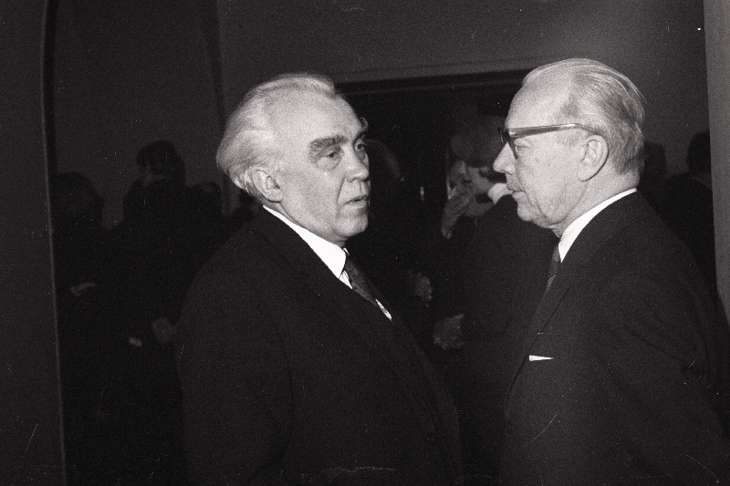 NSV Liidu rahvakunstnik Gustav Ernesaks (vasakul) Eesti NSV Heliloojate Liidu IX kongressi vaheajal vestlemas.