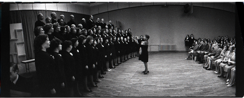 Sindi 1. Detsembri nim segakoor ja dirigent Lehte Rinaldo.