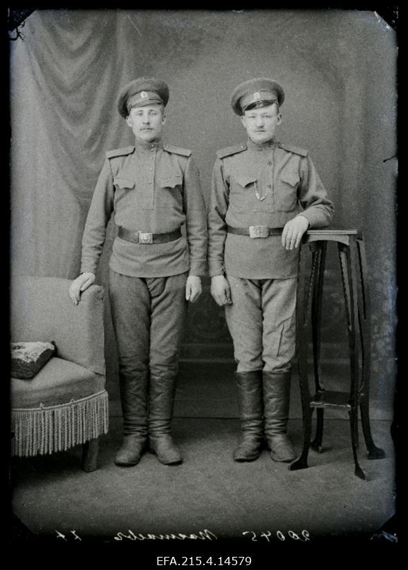 Kaks sõjaväelast, (foto tellija Postojeff [Postojev]).