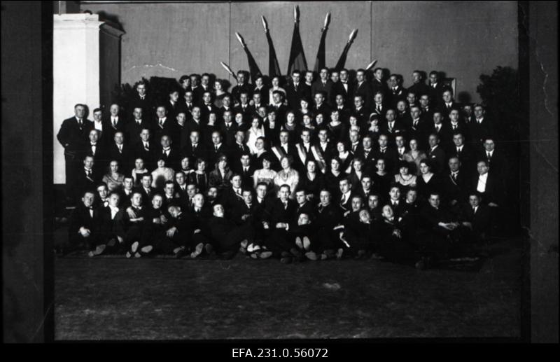 Korporatsiooni "Ugala" liikmeid naiskülalistega konvendi ruumides.